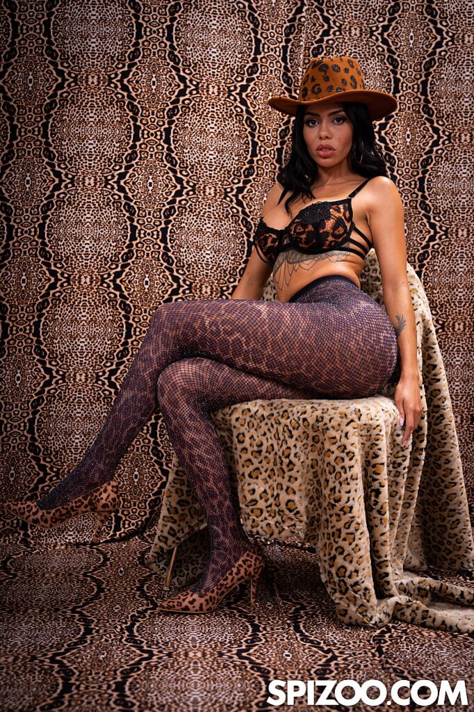 Leopard Hottie Canela Skin Gratifying Anal Sex