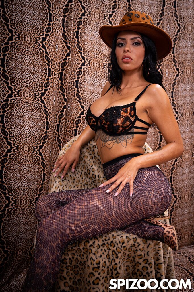 Leopard Hottie Canela Skin Gratifying Anal Sex