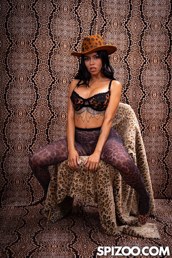 Leopard Hottie Canela Skin Gratifying Anal Sex