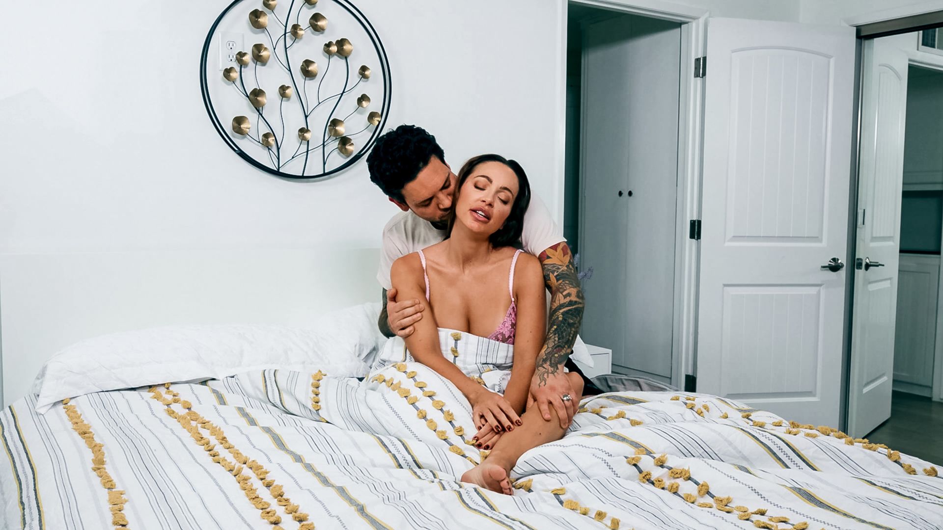 Naked: Abigail & Small Hands