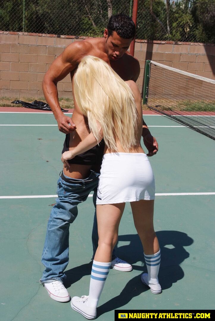 Kagney Linn Karter serves up some outdoor fucking