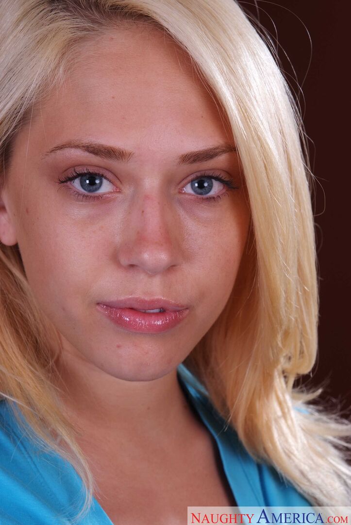 Blonde Kagney Linn Karter fucking in the couch