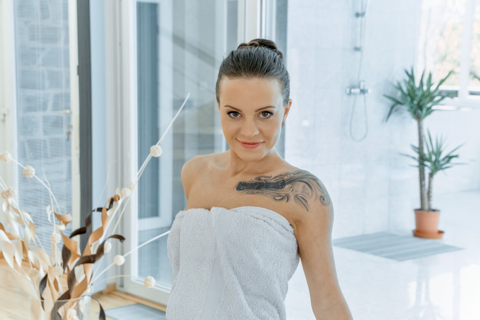 Hot babe orgasms at massage session