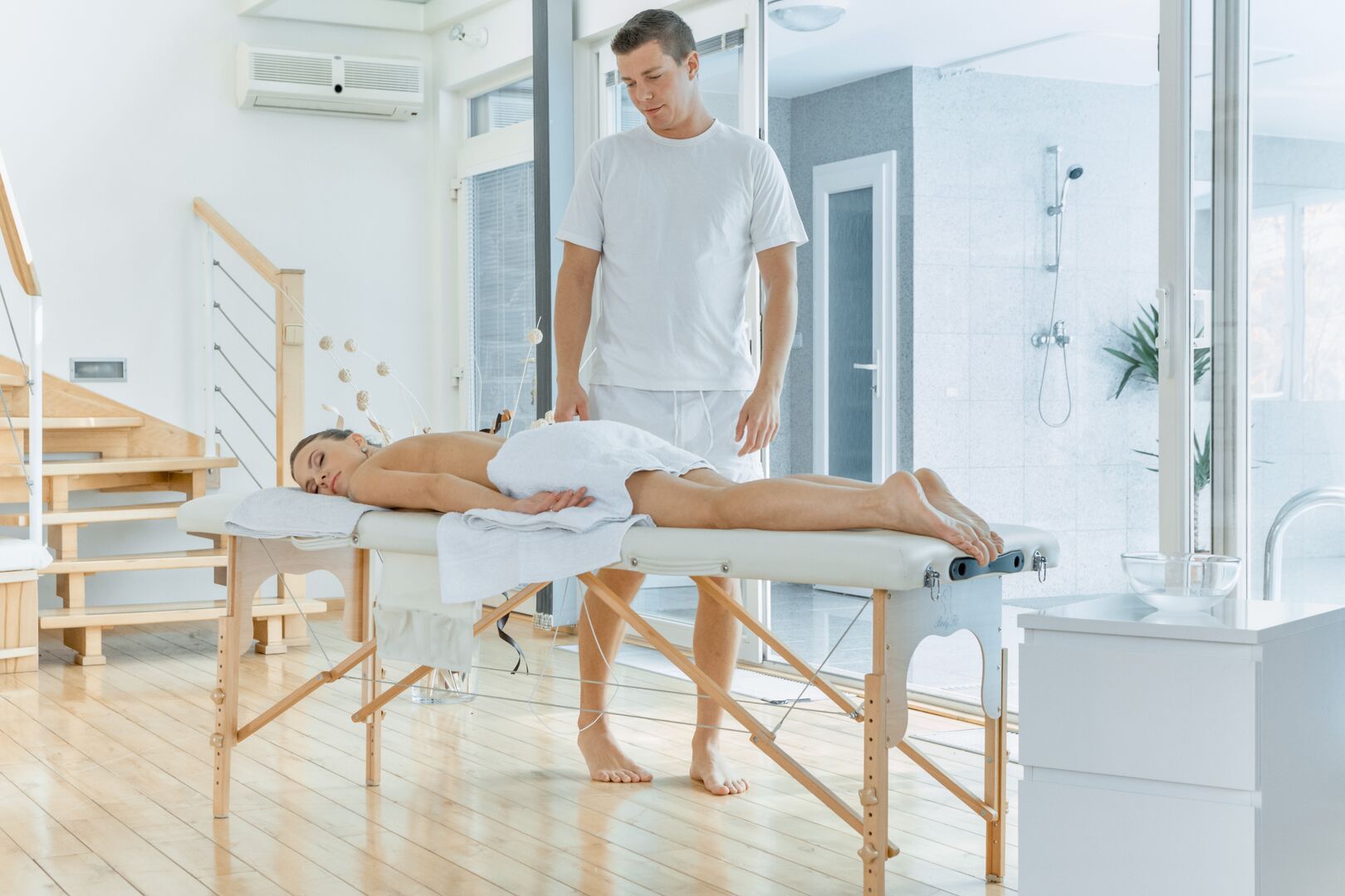 Hot babe orgasms at massage session