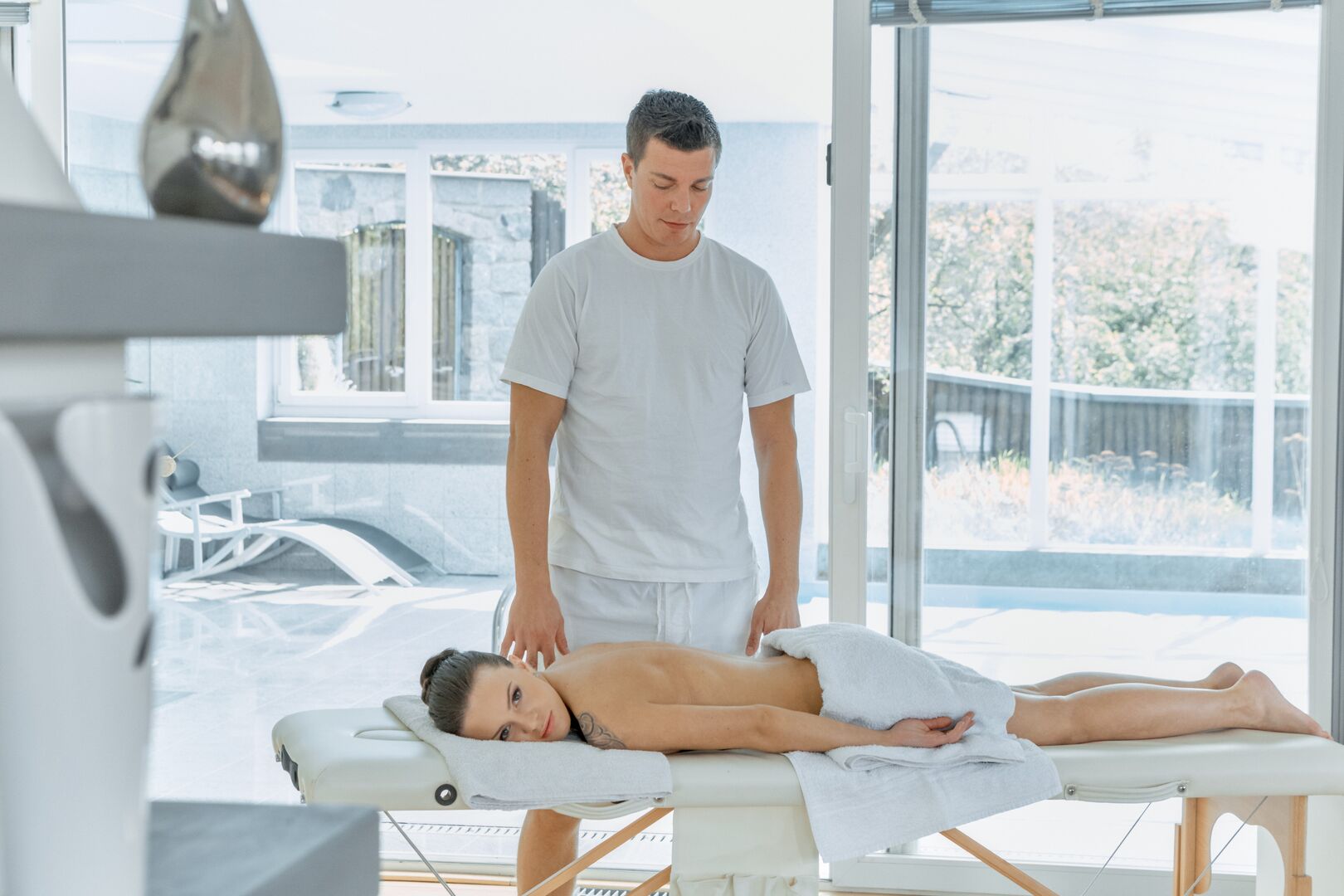 Hot babe orgasms at massage session