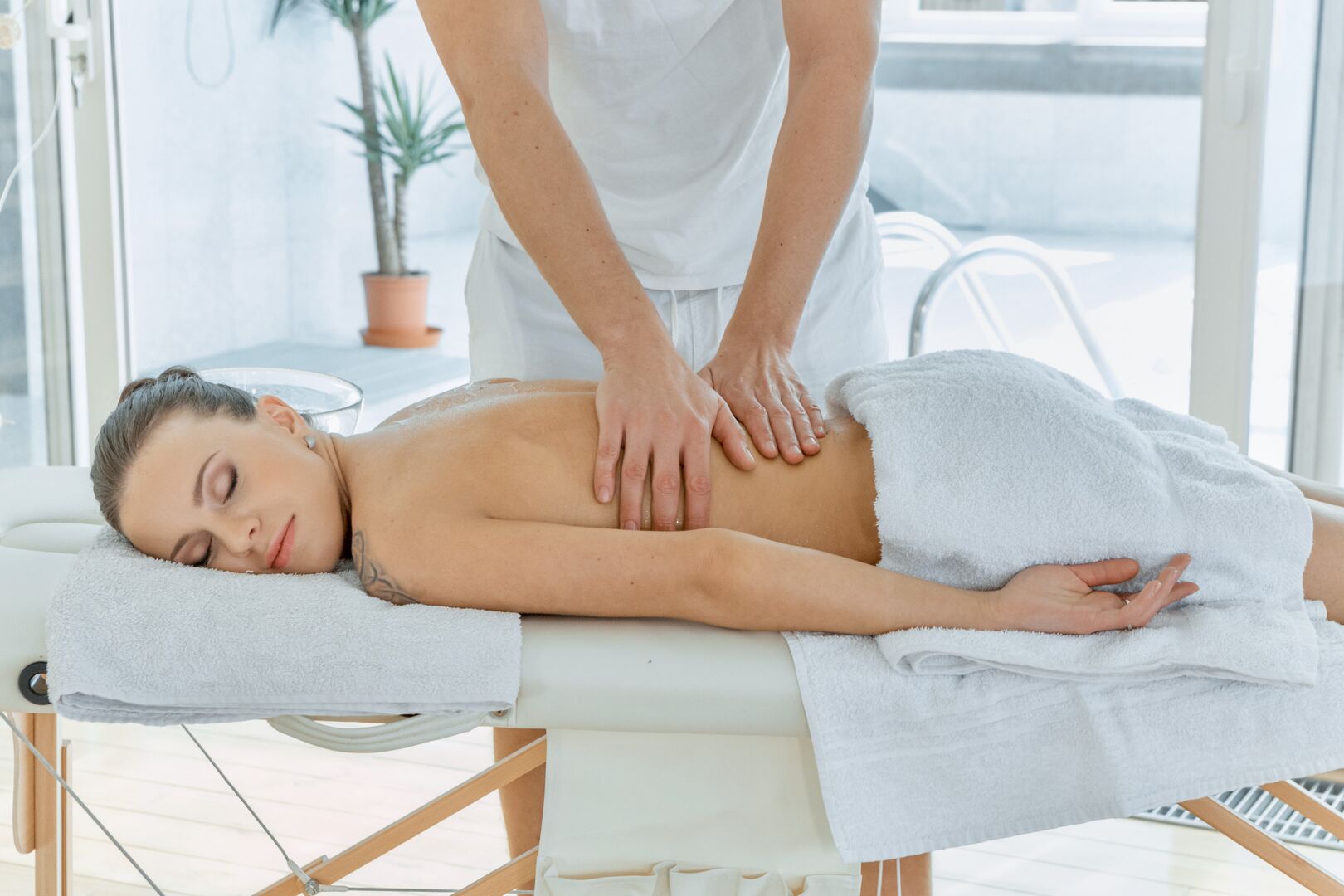 Hot babe orgasms at massage session