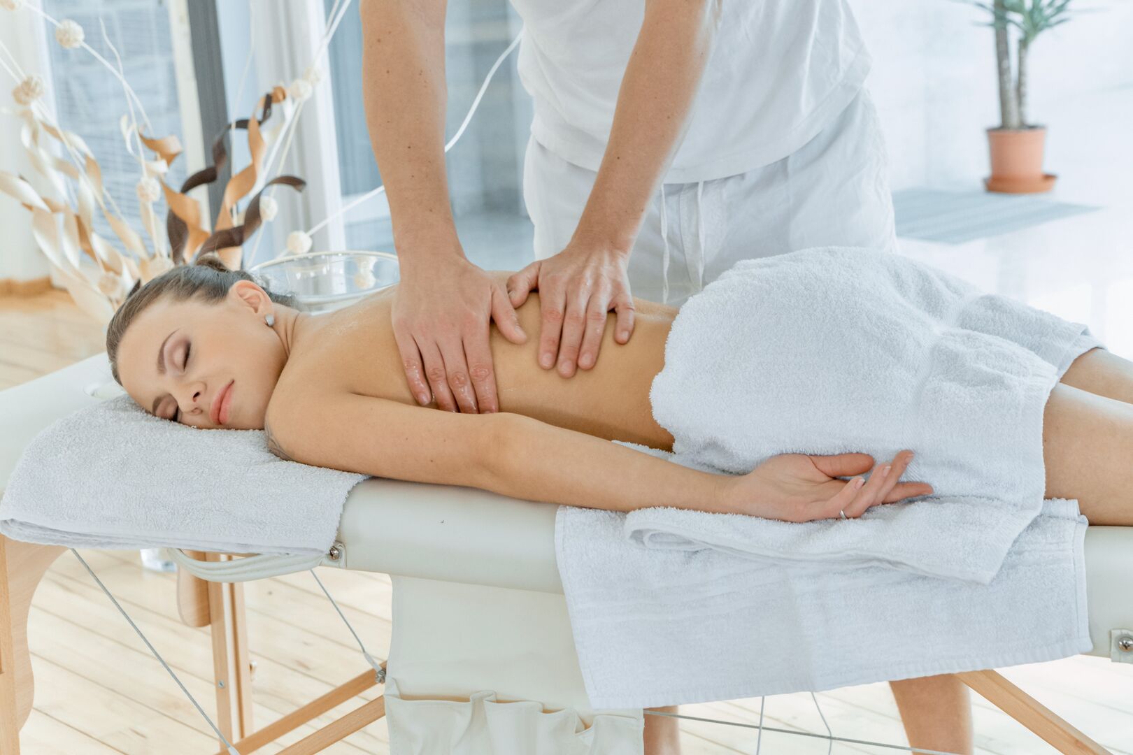 Hot babe orgasms at massage session