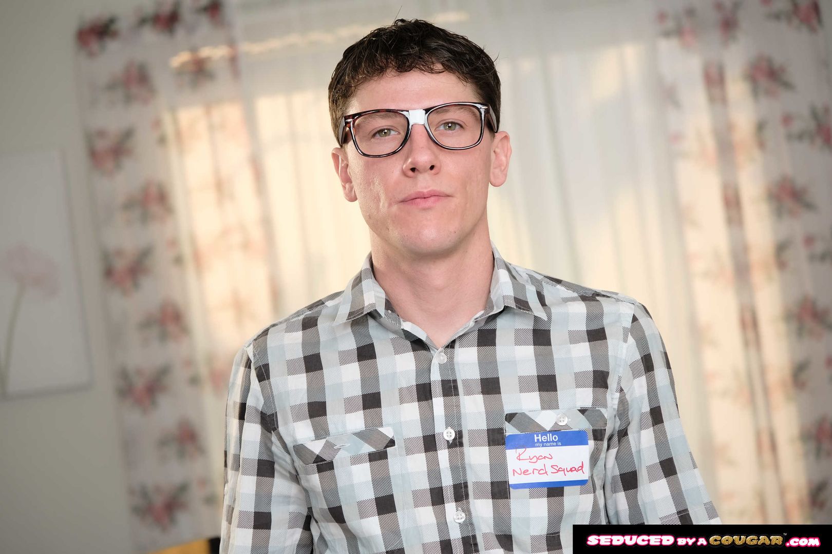 Sophia West calls the nerd guy to fix her computer and fuck her pussy