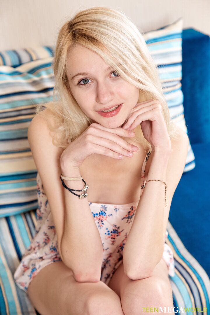 Blondie searches for solo orgasm