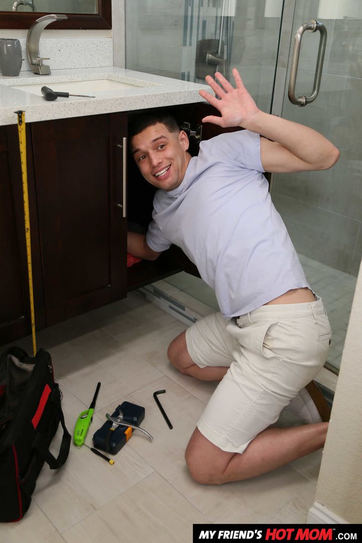 Richelle Ryan Lets her son's friend work on her pipes!!!