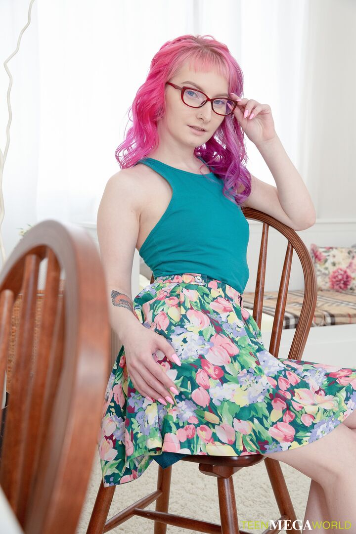 Red-haired babe sucks to get sperm