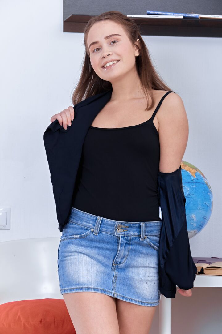 Cutie learns how to suck at a geography lesson