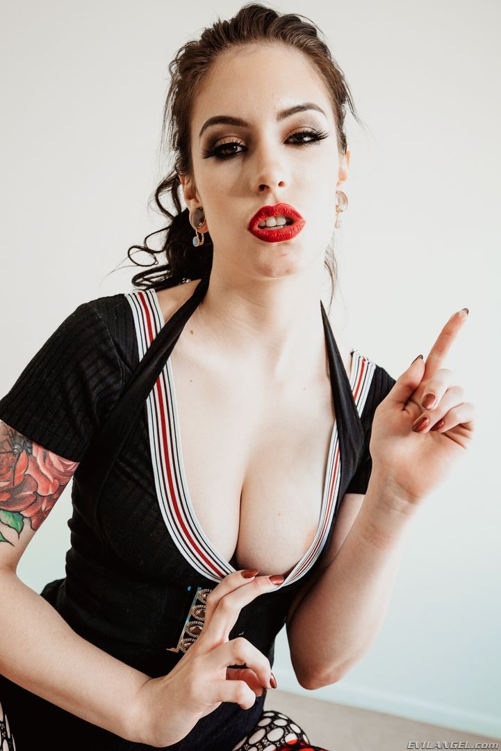 Anna: Gaping Anal Stunts n' Foodstuffs