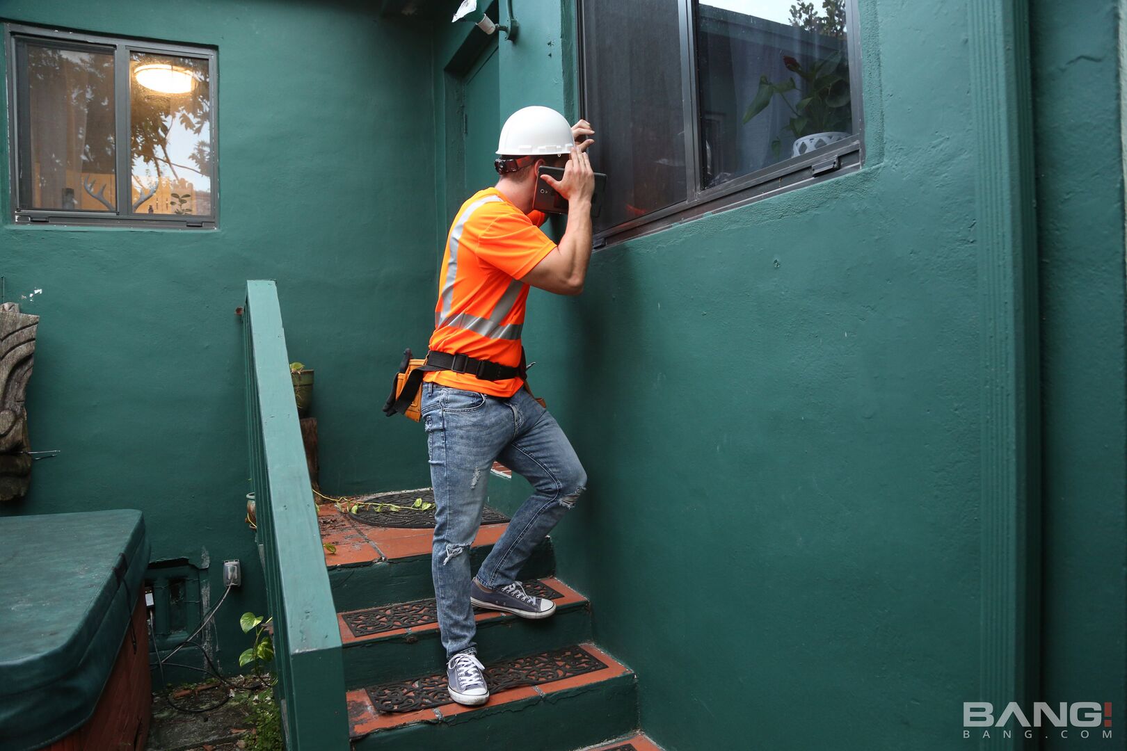 Sofie Reyez Fucks The Power Technician To Turn The Power Back On