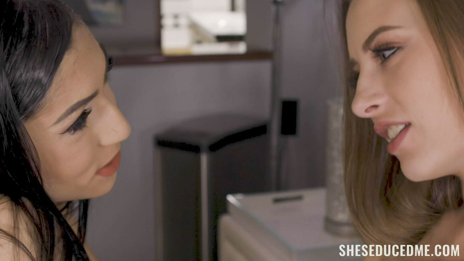 Reluctant teen Kyler Quinn gets seduced by her teen lesbian roommate Judy Jolie just as she is getting ready to take a bath.