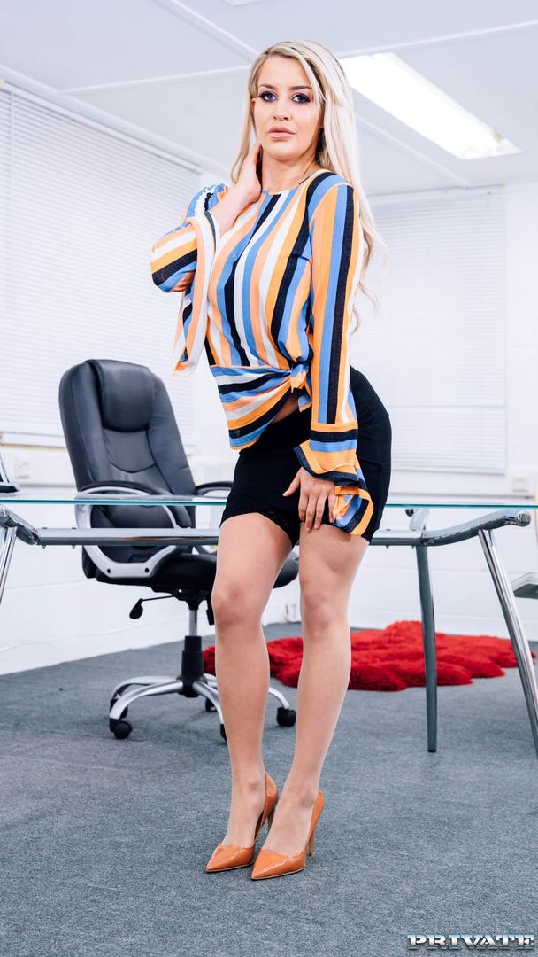 Sienna Day, exhibits big tits and enjoys anal sex in the office
