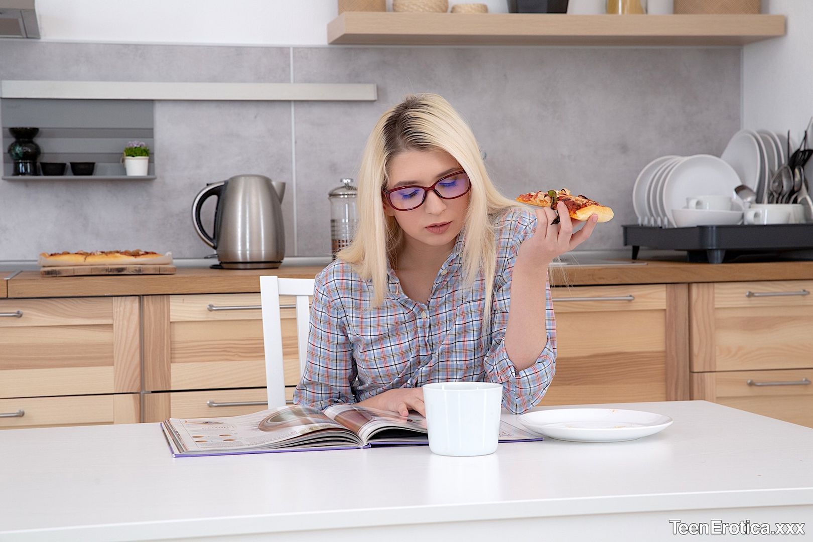 Cornelia Enjoys Her Pizza With A Mouthful Of Cum