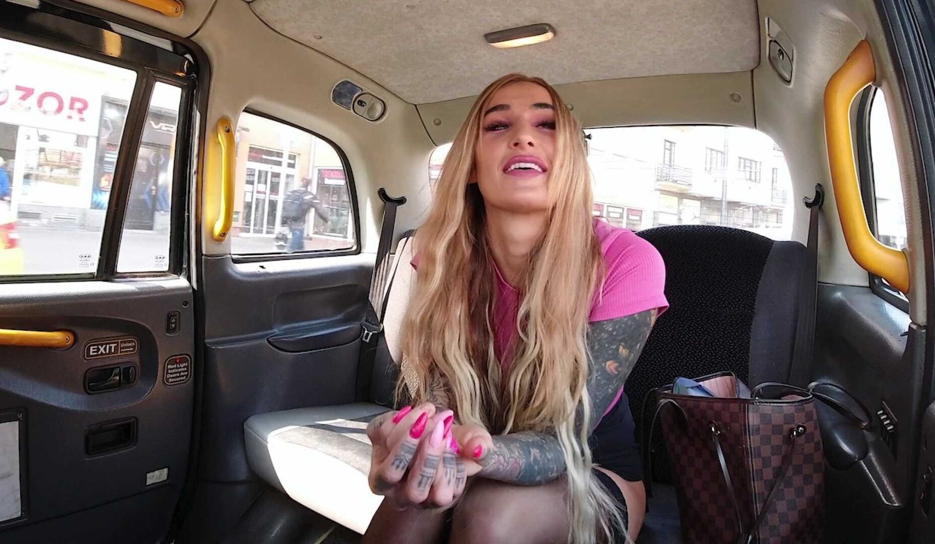 Horny blonde wants to fuck with the driver