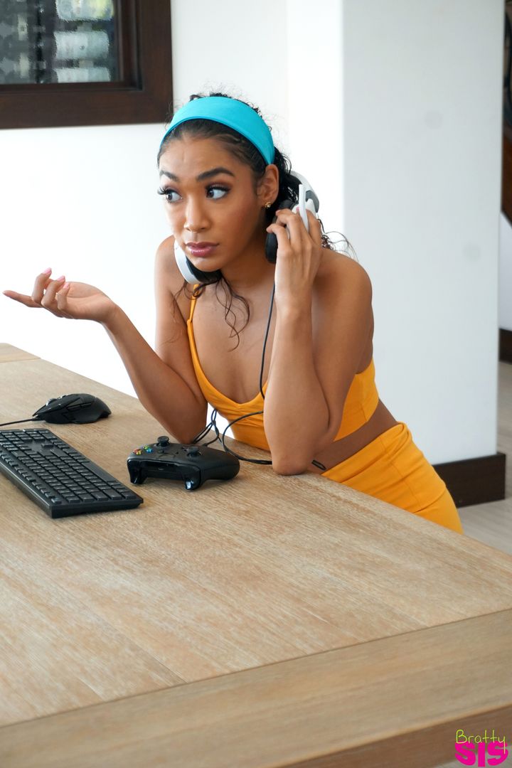 My Step Sis Is A Gamer Girl - S18:E10
