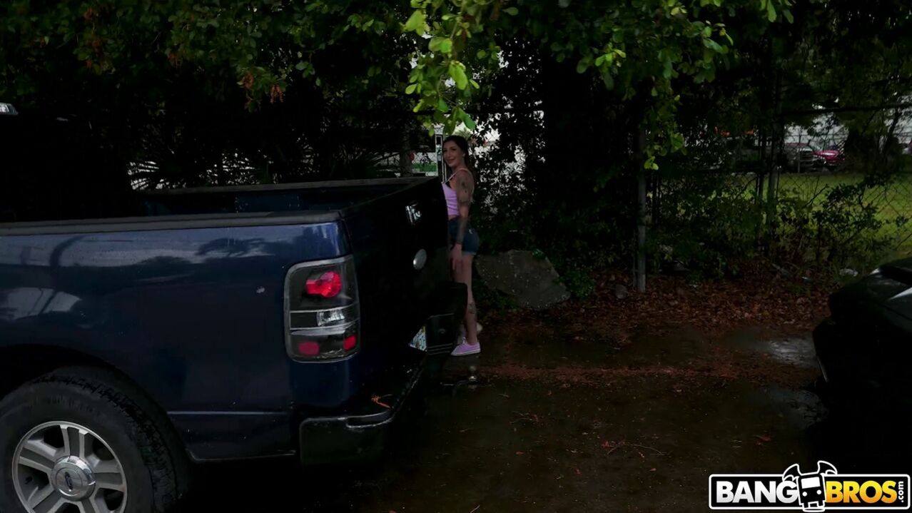 Wild Girl Twerks For a Ride
