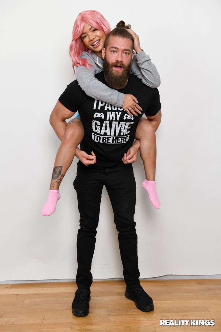 Gamer Girl Bangs Her Roommate
