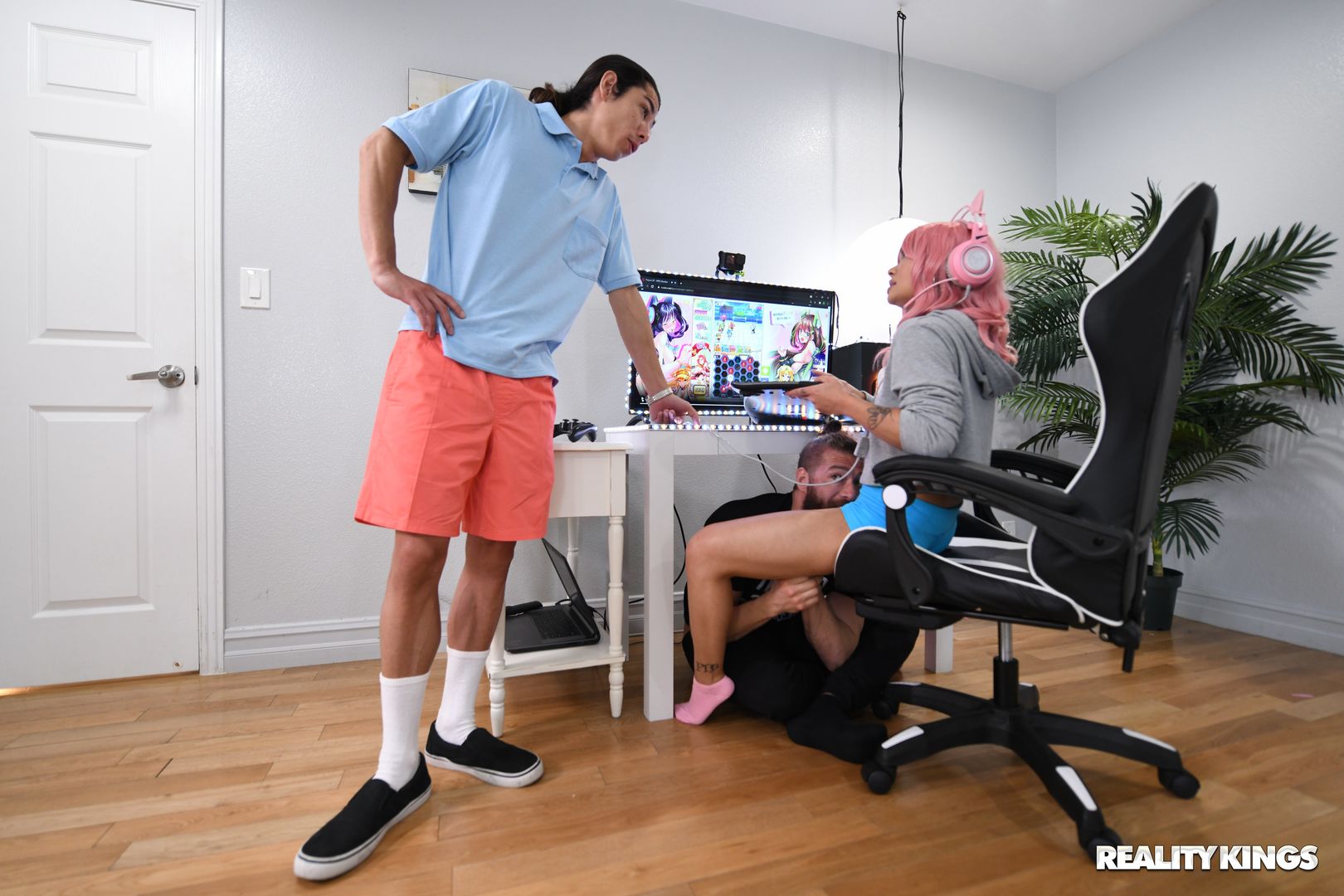 Gamer Girl Bangs Her Roommate