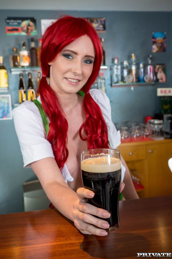 Molly O'Quinn celebrates St Patrick's day With a Pub Trio