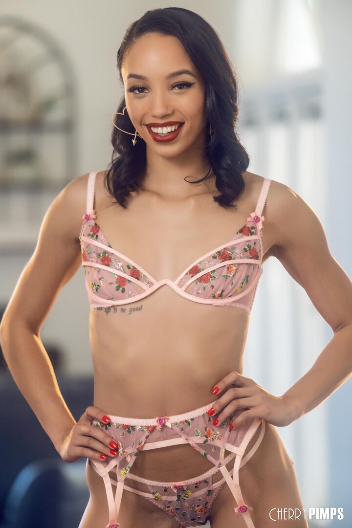 Alexis Wants To Grind Her Pussy All Over Your Face