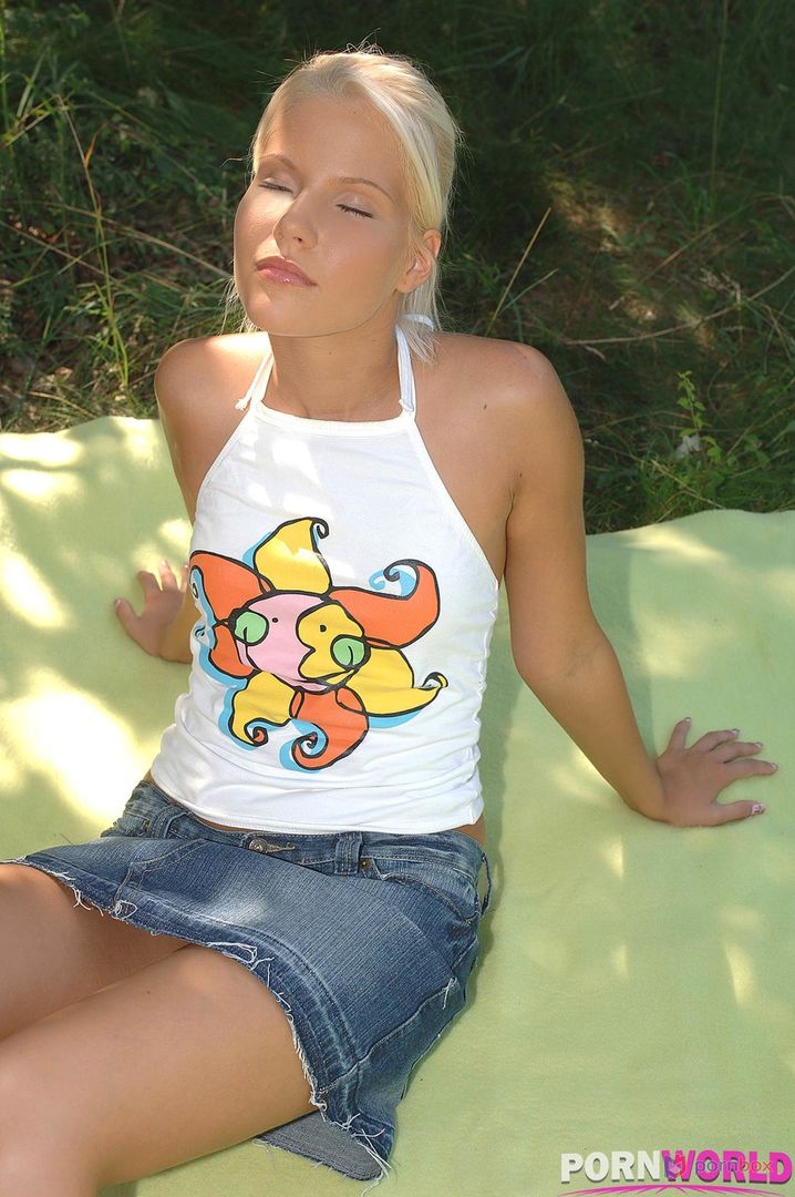 Horny Blonde Teen Gives Pink Pussy to Stranger in the Woods GP1924
