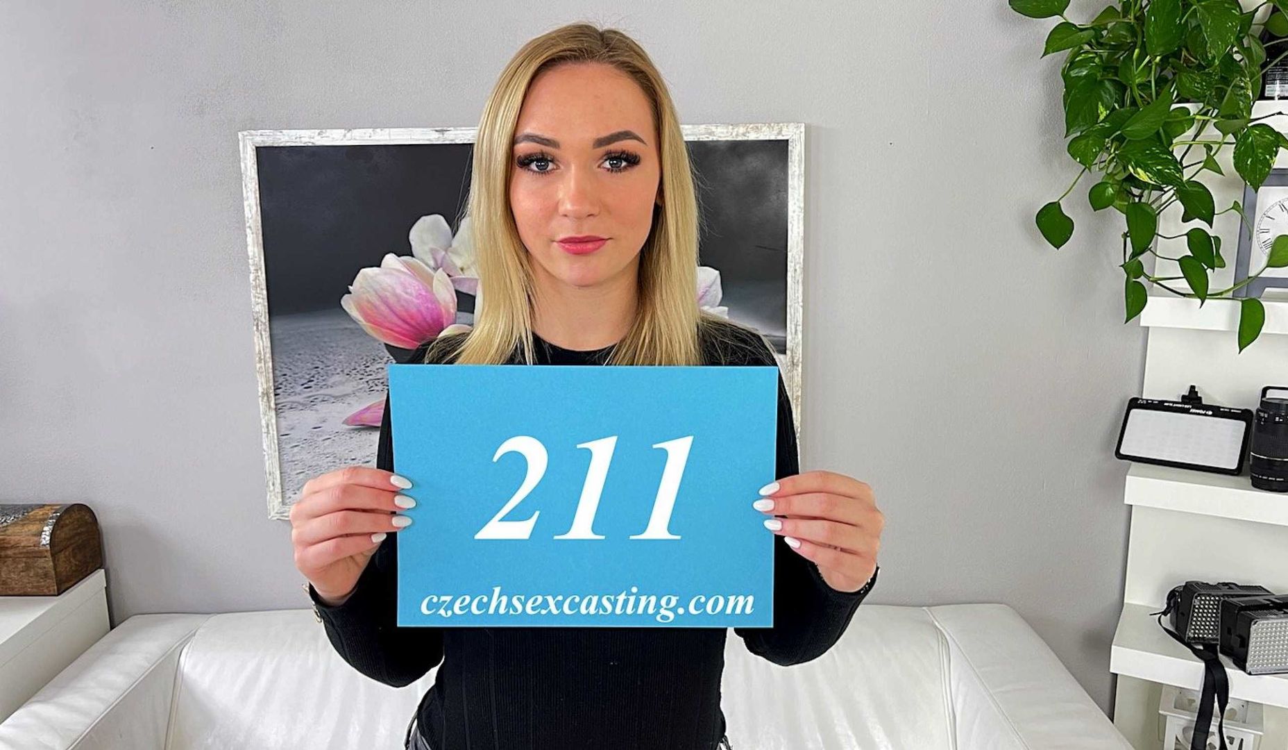 Sexy blonde cock eater shines in casting