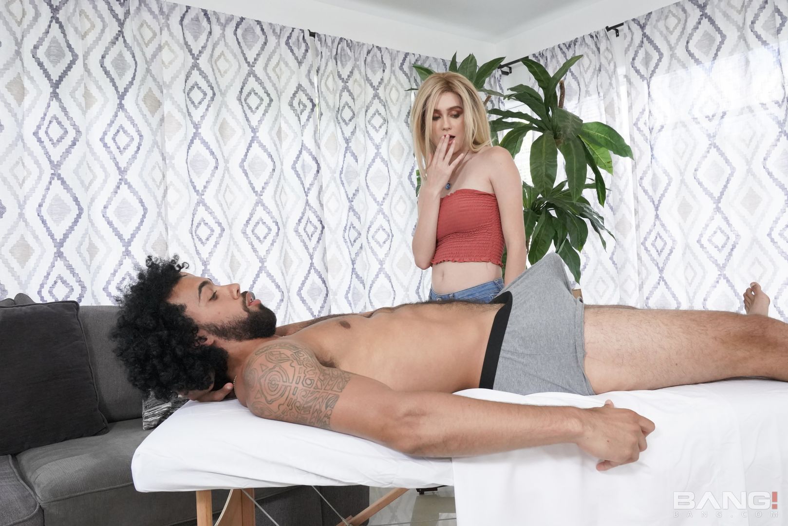 Alicia Williams Gets Tipped Extra For Her Sexual Favors