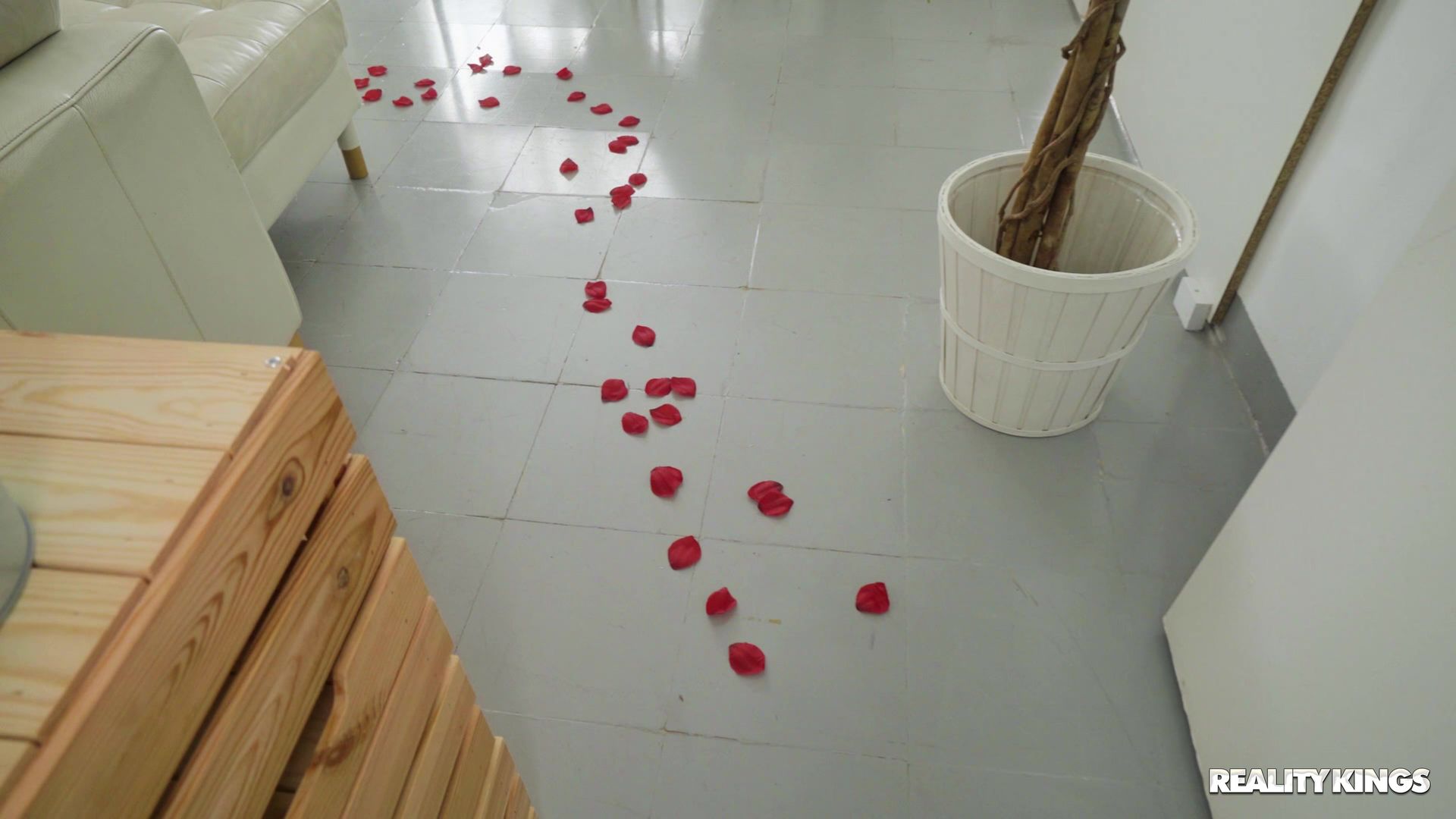 Fucking her Ass on a Bed of Roses