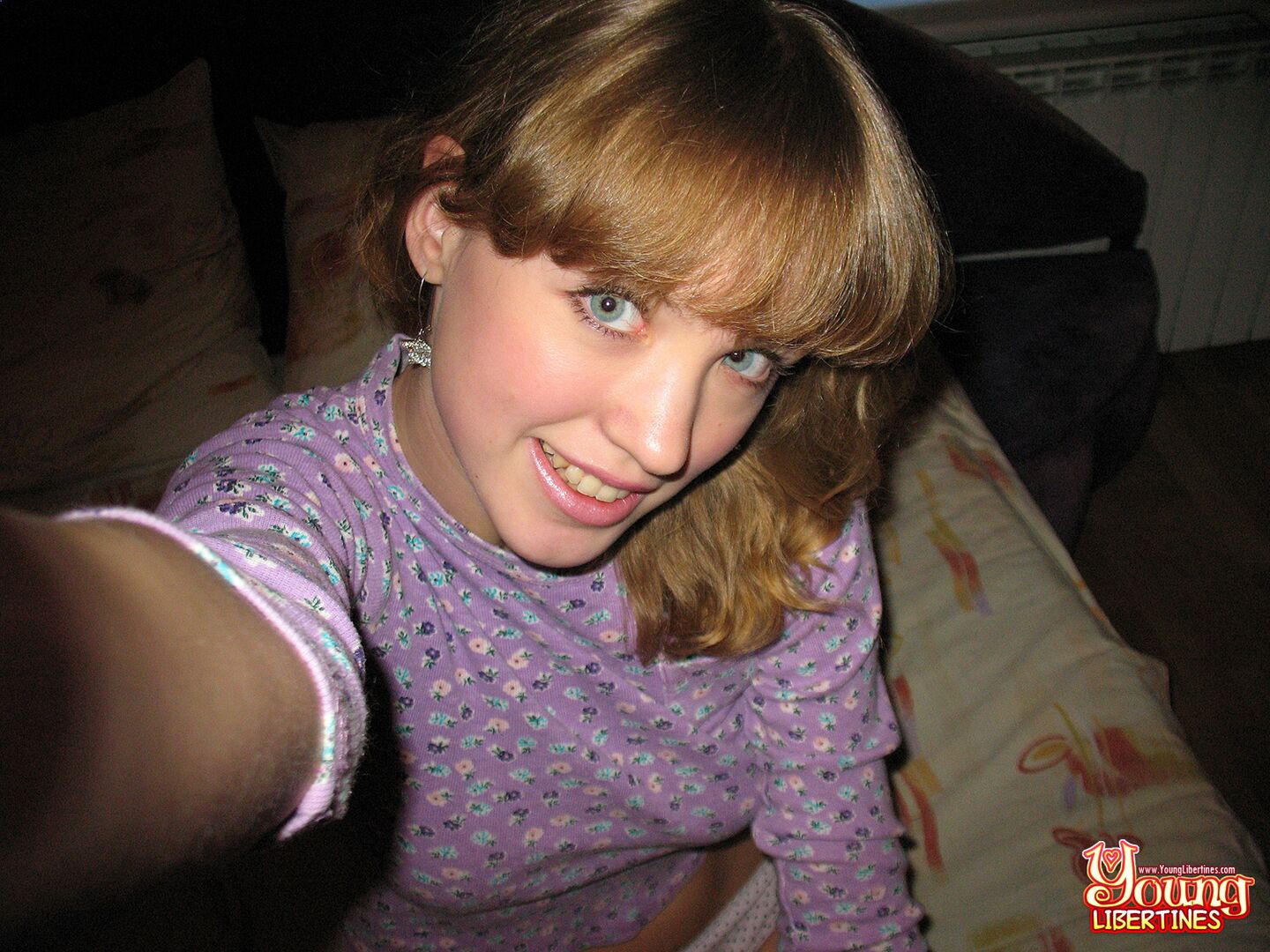 SLENDER TEENY SPREADING IN BED