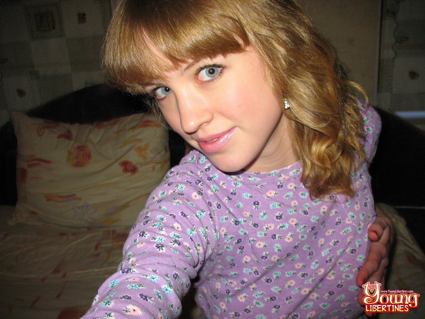 SLENDER TEENY SPREADING IN BED