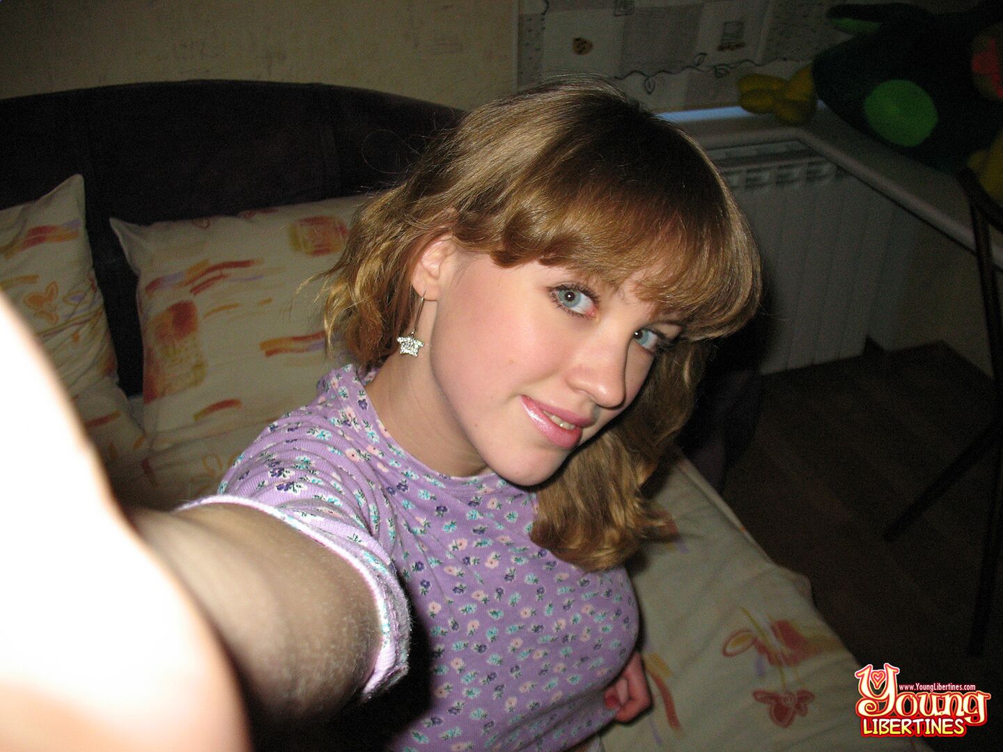 SLENDER TEENY SPREADING IN BED