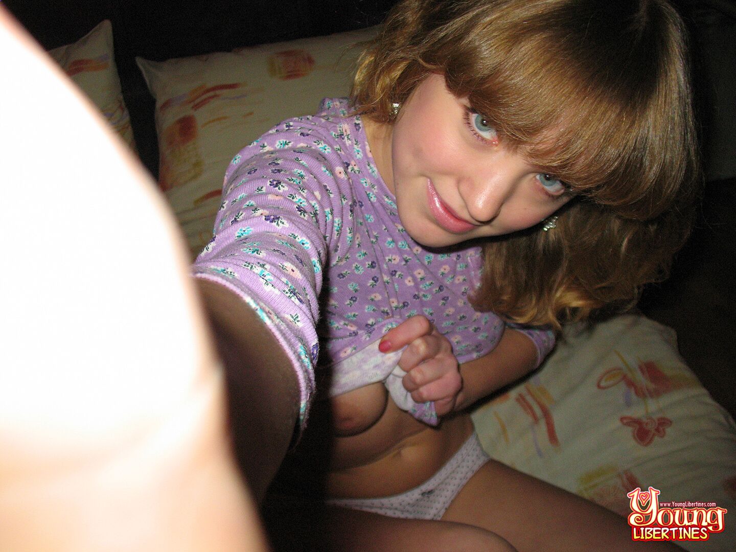 SLENDER TEENY SPREADING IN BED