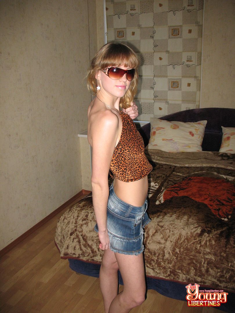TEENY TEASER GETS NAKED ON CAM