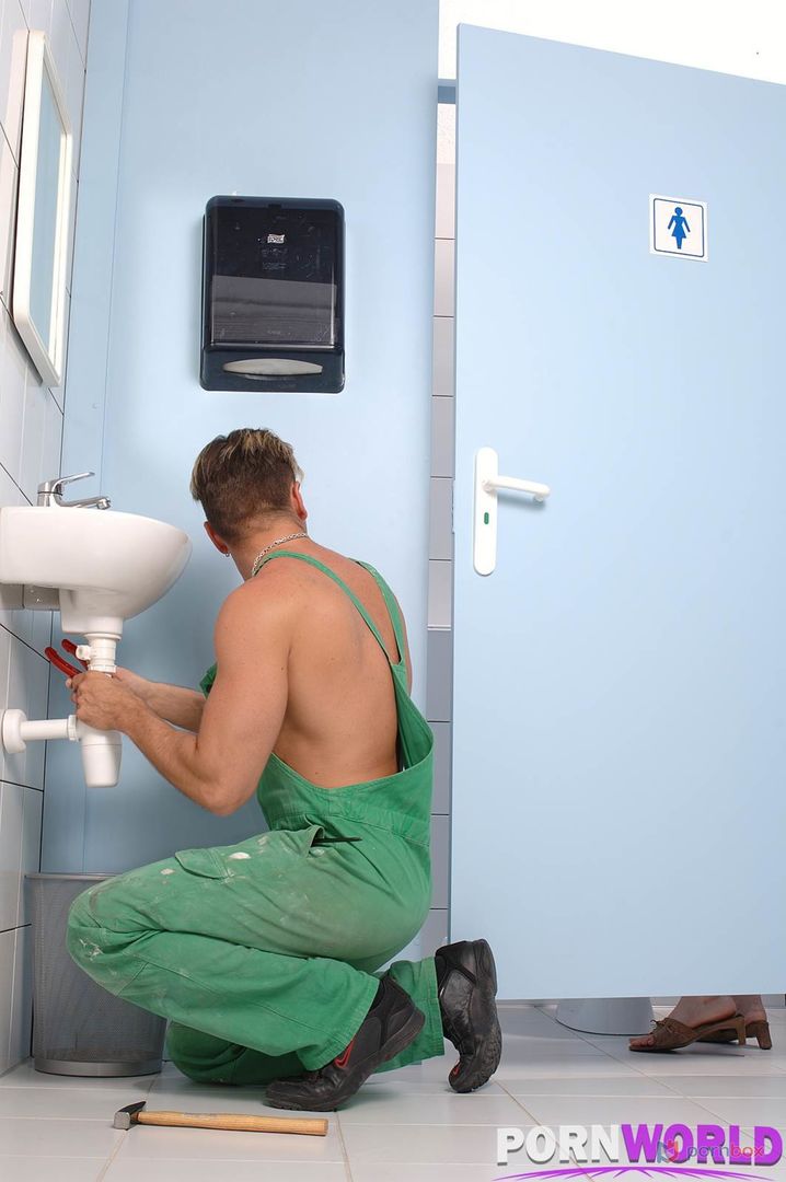 Betty Sparks Lets Plummer Plough Her Asshole in Public Toilet GP1947