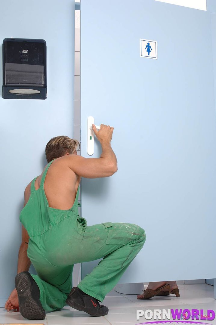Betty Sparks Lets Plummer Plough Her Asshole in Public Toilet GP1947