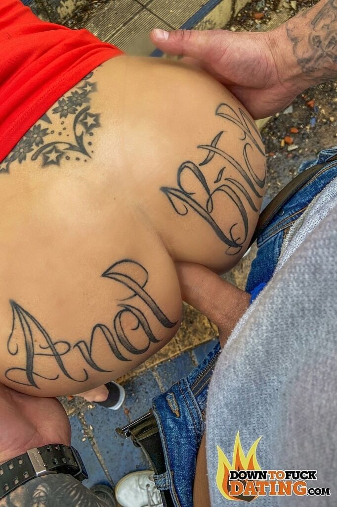Julia Exclusiv: Public Fucking Is All She Needs