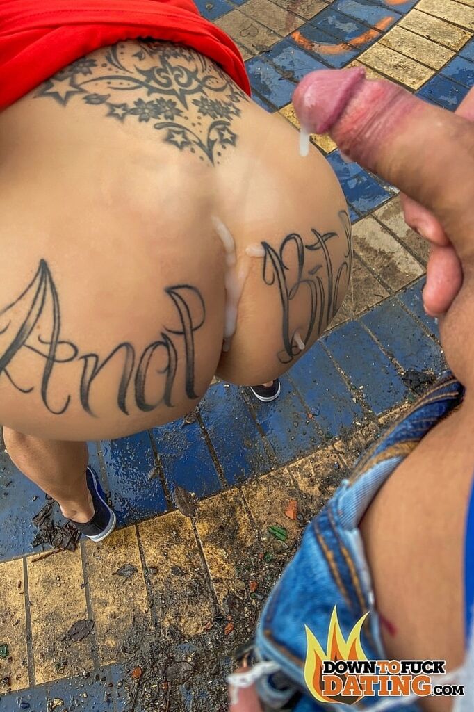 Julia Exclusiv: Public Fucking Is All She Needs