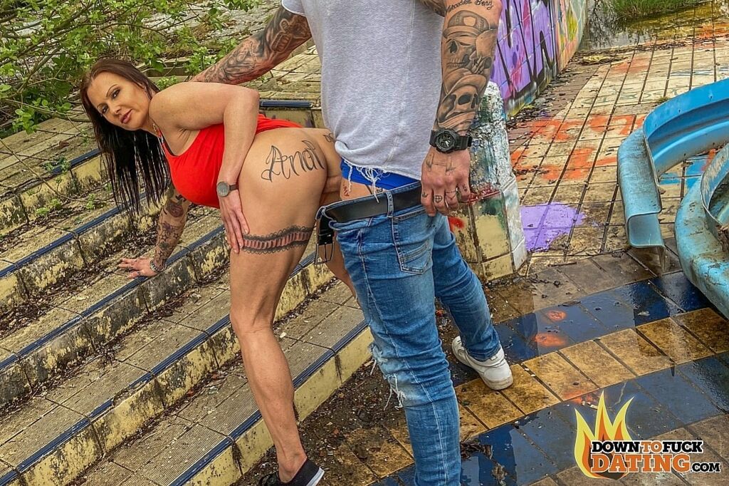 Julia Exclusiv: Public Fucking Is All She Needs