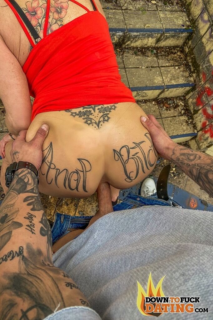 Julia Exclusiv: Public Fucking Is All She Needs