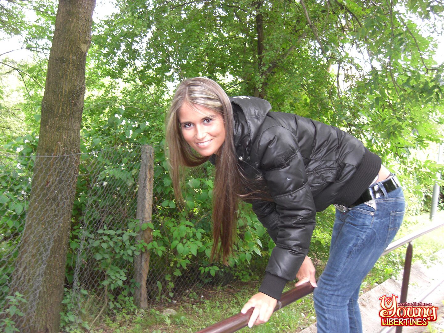 HOT BABE ASSFUCKED ON A MEADOW