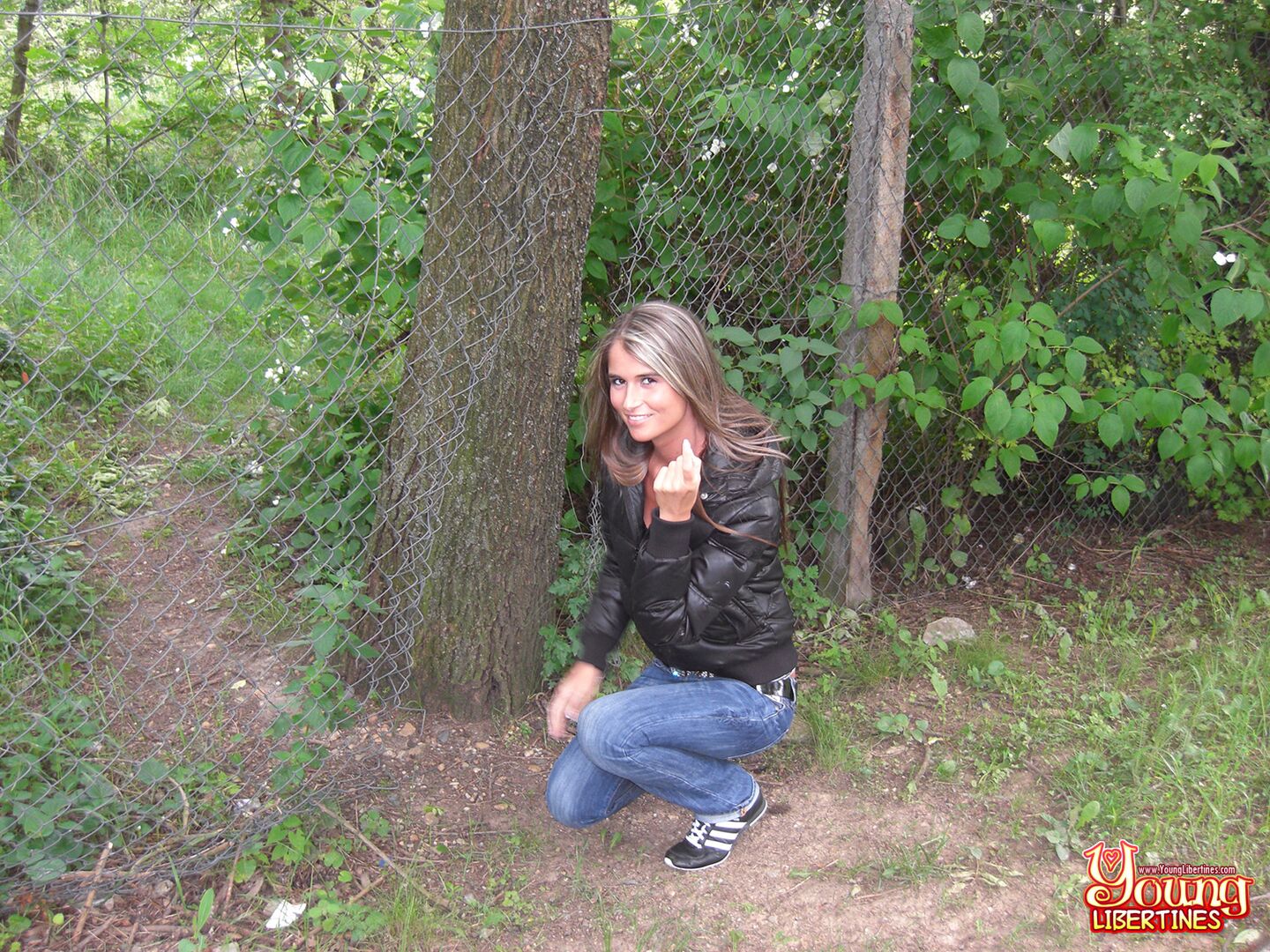HOT BABE ASSFUCKED ON A MEADOW