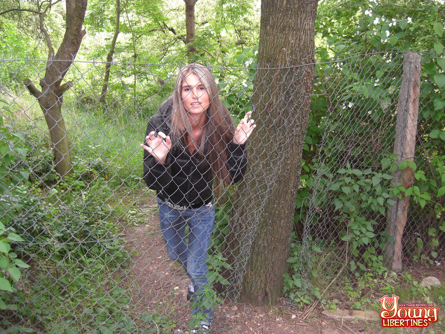 HOT BABE ASSFUCKED ON A MEADOW