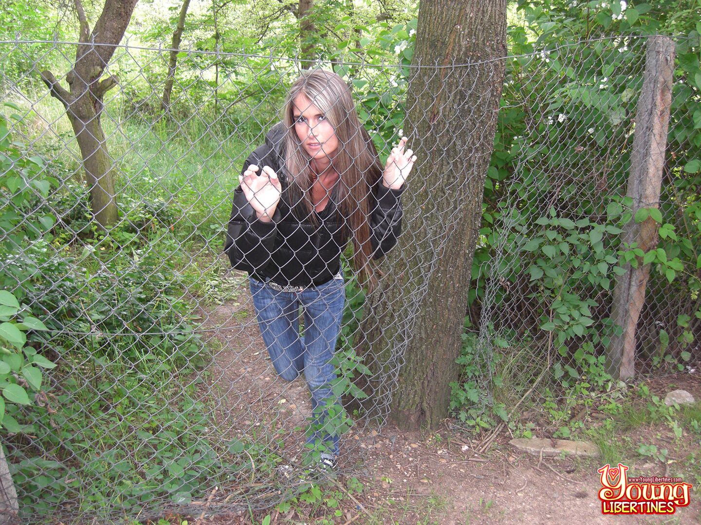 HOT BABE ASSFUCKED ON A MEADOW