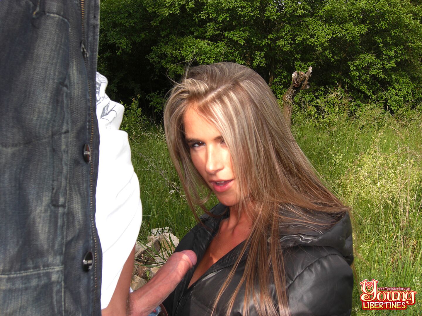 HOT BABE ASSFUCKED ON A MEADOW
