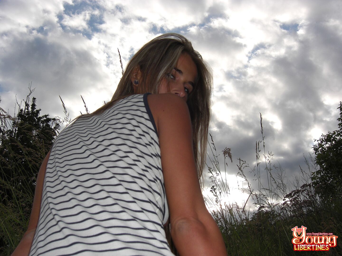 HOT BABE ASSFUCKED ON A MEADOW