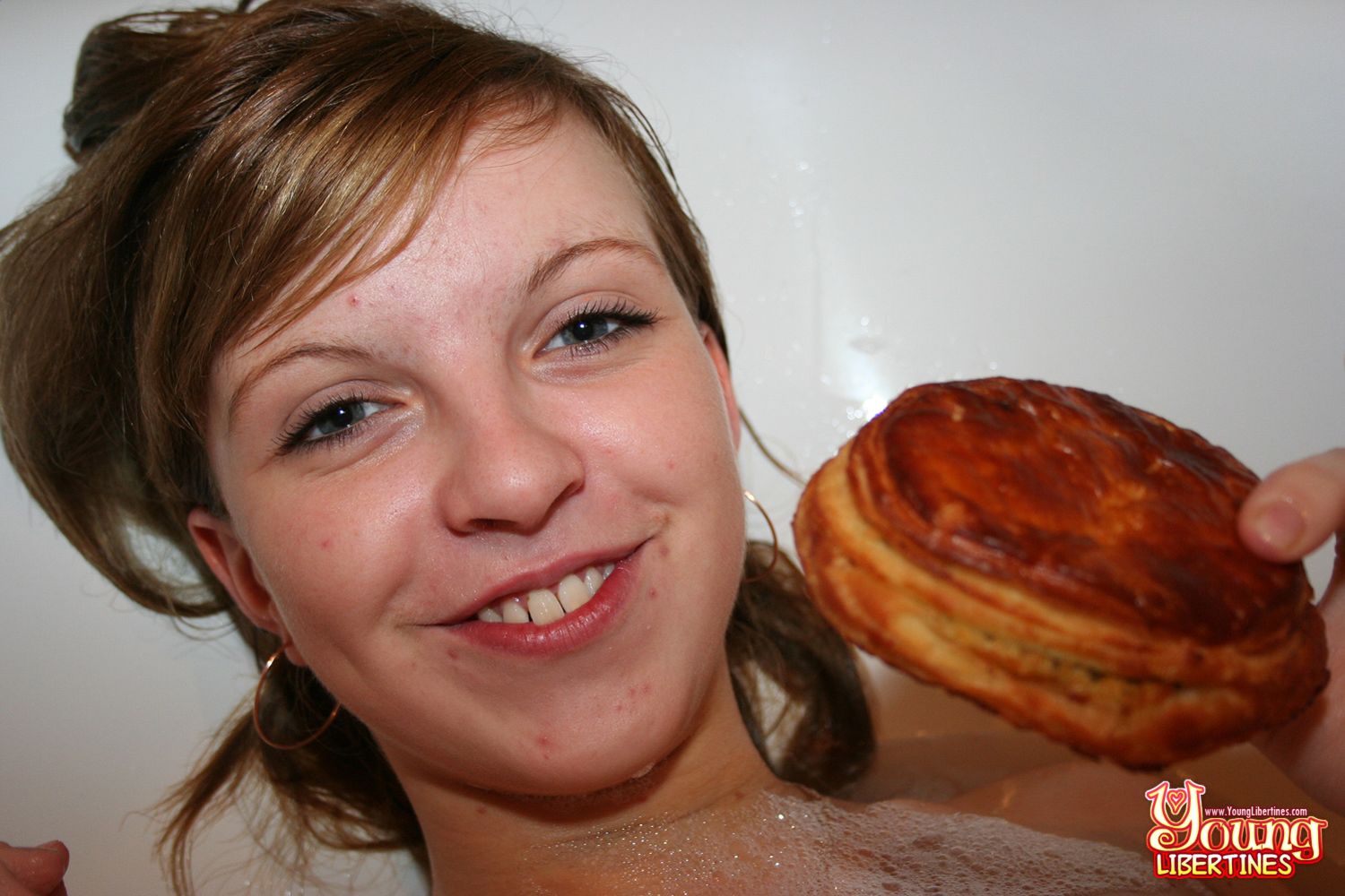 TEEN WANTS TO FUCK IN A BATHTUB
